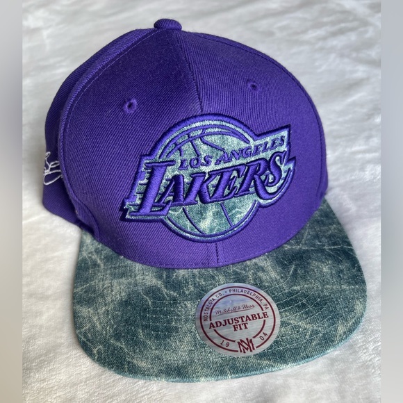 New Lakers Hat - Picture 1 of 7